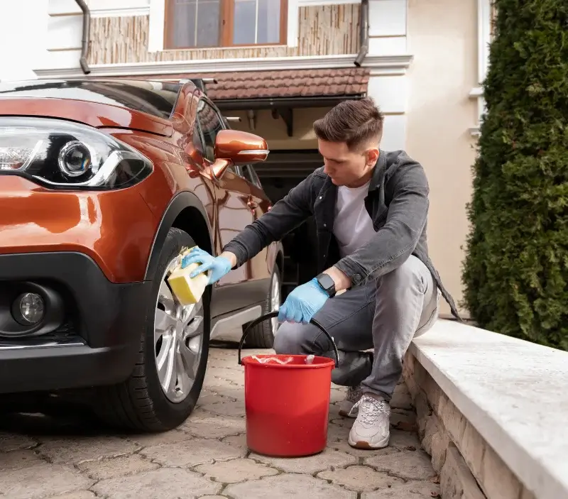 Lavage auto à domicile Gaillac-d'Aveyron : professionnel intervenant sur un véhicule
